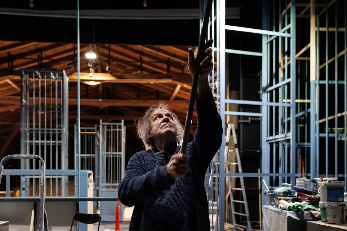 Bühnenbildner Oskar Fluri legt Hand bei den Aufbauarbeiten der Sommeroper Selzach für «Der Mann von La Mancha» an. Foto by Hanspeter Bärtschi